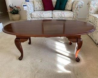 Elegant Broyhill Oval Shaped Coffee Table in Excellent Condition