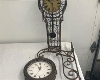 Lot of hanging metal wall clocks 