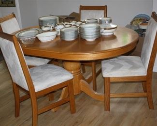 #6b.  Very Nice Oak Dining Table and 4 Chairs             
