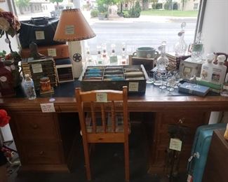 Large Vintage Desk-$250
Decanters-$10
Crystal Decanters-$40
Waterford Decanter-$125
Vintage Post Card Collection-$2 ea
History of the US Books-$25 all
Austin Stone Lamp-$45
Vintage Doctor Bag-$30 PENDING
Vintage Briefcase-$20
Crown Royal Glasses-$8 pr
Wild Turkey Glasses-$8 pr
Vintage Decanter Pair-$25