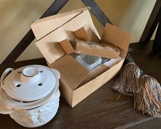 Potpourri pot, candles, tassles - $8/all