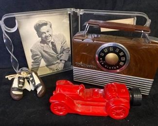 017m Vintage RCA Victor Portable Radio