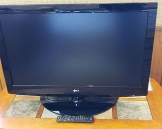LG LCD TV Model: 37LG30 ~ 37 in. Flat Screen w/Remote and Cables ~ Works