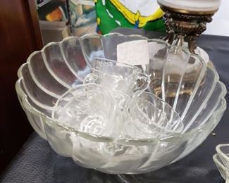 10.5" diameter Vintage 10pc scalloped punch bowl & cup set with plastic ladle $20