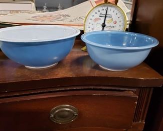 2 Pyrex Moody blues #425 & 423 nesting bowls $25