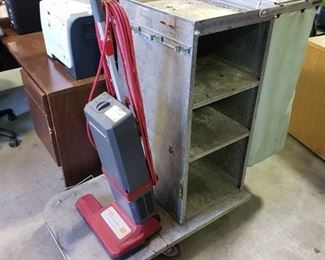 Janitor cart with vacuum