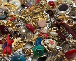 Grouping of pendants, pins, rings https://ctbids.com/#!/description/share/373721
