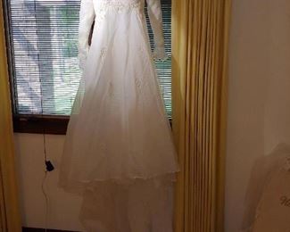 $1200   75% off is NOW $300 for this Custom made Wedding dress approximately size 8, with 24 inch sleeves, 30 inch long train and 8 feet wide, armpit to armpit 17" or 34 circumference, Vail is 31 inches long