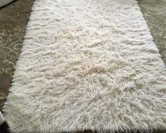 White shag area rug    $59.00  All wool  4'2" x 6'5"