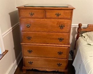chest of drawers
