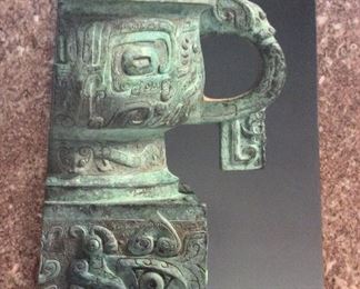 Bo Ju Gui: an important Chinese archaic bronze, Eskenazi, 2013. ISBN 1873609329. $25.