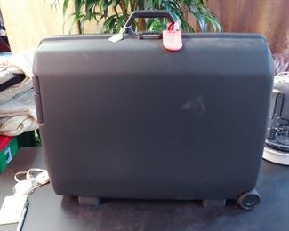 Samsonite Hard Case Travel Case 2  $75.00  21.5‘’ x 26‘’ x 9‘’  #HWW48