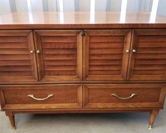 Lane Cedar Chest with Drawer and Key https://ctbids.com/#!/description/share/371953
