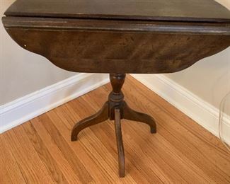 $20- Small accent table/drop leaf. 18"x9.5" without the drop leaves extended. 