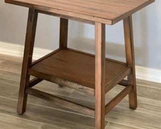 Single Rustic Farmhouse Side/End Table 24.5x18x22in HxWxD