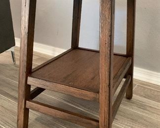 Single Rustic Farmhouse Side/End Table 24.5x18x22in HxWxD