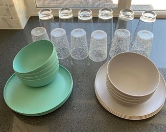 28pc Plastic bowls/plates/tumblers