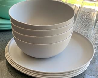 28pc Plastic bowls/plates/tumblers