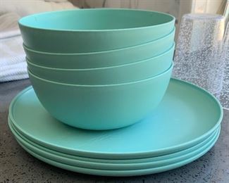 28pc Plastic bowls/plates/tumblers