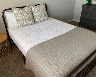 Queen Tubular Metal Frame Bed Complete 43x60x84in HxWxD