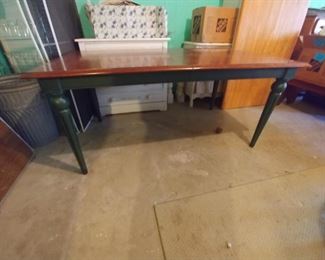 Ethan Allen Farm table
Beautiful condition this table has two leaves and it's only $200