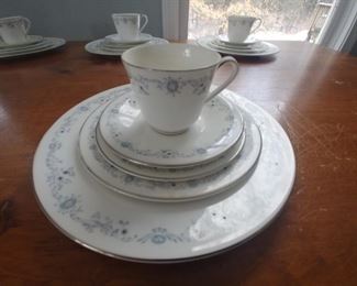Single setting of Royal Doulton china part of service for 8
