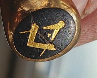  Antique man's Masonic ring