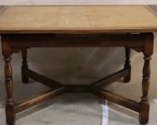 Draw leaf pub table