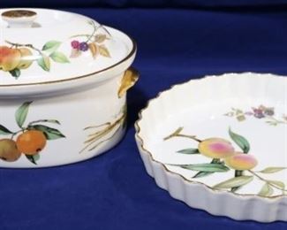 Royal Worchester Evesham covered pot & pie plate