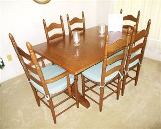 Dinning set with matching  hutch. Clean like new..no stains or scratches
