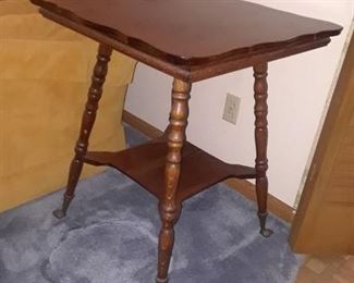 VINTAGE WOODEN PARLOR TABLE WITH CLAW FEET