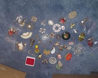 ASSORTED BROOCHES AND PINS