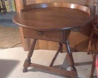 ROUND HEYWOOD WAKEFIELD TABLE WITH 1 DRAWER