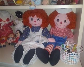 ASSORTED VINTAGE DOLLS WITH LARGE RAGGEDY ANN AND ANDY