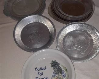 ASSORTED GLASS AND STONE PIE PANS WITH 2 VINTAGE PIE TINS