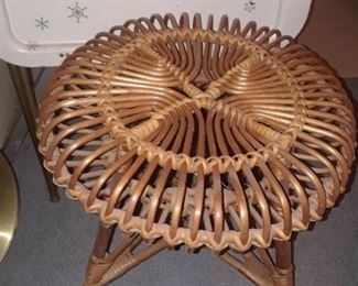 WICKER STOOL WITH METAL VINTAGE TV TRAY
