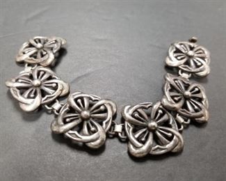 $250.00 @ 38 grams
Guglielmo Cini 925 Silver Square Flower Bracelet