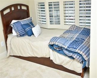 91. Trundle Bed with Bedding