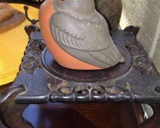 Robin ; wooden stand