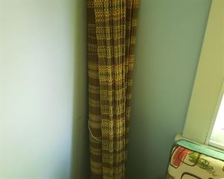 5ft approx wide
Groovy vintage shade
