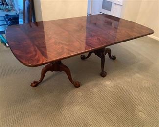 1990s Aston Court by Henredon Table With 2 Leaves
$1,995
Dimensions
76ʺW × 45ʺD × 29ʺH
Leaves add an additional 18 inches each to the length