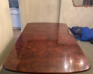 1990s Aston Court by Henredon Table With 2 Leaves
$1,995
Dimensions
76ʺW × 45ʺD × 29ʺH
Leaves add an additional 18 inches each to the length