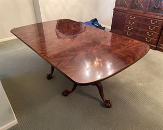1990s Aston Court by Henredon Table With 2 Leaves
$1,995
Dimensions
76ʺW × 45ʺD × 29ʺH
Leaves add an additional 18 inches each to the length