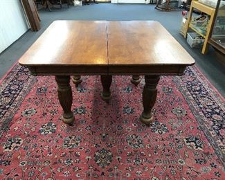 $385 - Victorian Oak Dining Table with 6 Leafs 