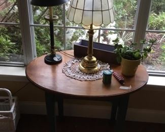 Round table & lamps