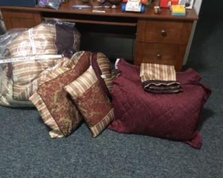 Complete queen bedding set or you can buy per piece