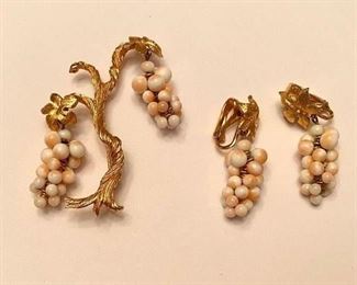 Vintage art glass bead grape cluster brooch and clip earrings set $15
Shipping = $2
