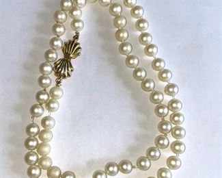 Vintage Dotty Smith faux pearl necklace 30” $10
Shipping = $1.50