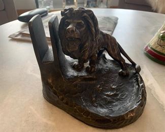 Amazing heavy metal lion ashtray. 5.5” x 6”
$45.00