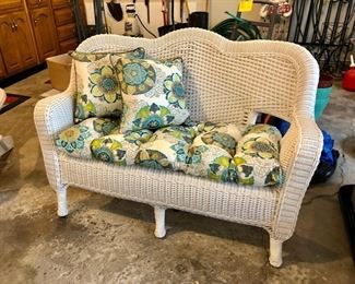 Comes with the seat cushion and 2 pillows ...